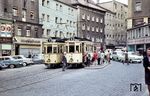 Das Ende der Straßenbahn in Regensburg, von dem so richtig niemand Notiz nahm. Am Kohlenmarkt treffen sich am letzten Einsatztag Tw 23 und Tw 28 auf der Linie 1, die seit 1959 als letzte übrig geblieben war. (02.08.1964) <i>Foto: Gerhard Karl</i>