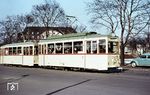 Tw 88, eines der Rathgeber-Fahrzeuge aus dem Jahr 1955, die nach Ende der Regensburger Straßenbahn nach Darmstadt verkauft wurden, in der Darmstädter Rheinstraße. Im November 1990 kehrte sie zu den Regensburger Verkehrsbetrieben zurück und wurde als Denkmal vor dem Busdepot aufgestellt. (03.1965) <i>Foto: Gerhard Karl</i>
