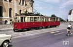 Die Innsbrucker Verkehrsbetriebe kauften von der Strassenbahn Zürich 1954 vier Triebwagen um den vom Weltkrieg stark angeschlagenen und vollkommen veralteten Fuhrpark etwas aufzubessern. Gebaut wurden die Triebwagen 1907 für die Albisgütlibahn, bevor sie 1925 in den Besitz der Städtischen Strassenbahn Zürich übergingen. Der zweiachsige "Züricher Triebwagen" Nr. 19 ist hier mit einem Beiwagen in Innsbruck unterwegs. Als einziger blieb er bis heute bei den IVB als Museumsfahrzeug erhalten. (18.06.1966) <i>Foto: Gerhard Karl</i>