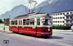 1960 bestellten die Innsbrucker Verkehrsbetriebe sechs vierachsige Großraumtriebwagen bei den Lohnerwerken. Die elektrische Ausrüstung wurde von Elin und Kiepe geliefert. Die Triebwagen waren 13.400 mm lang, 2.200 mm breit und wogen 14,9 t. Sie boten 25 Sitz- und 51 Stehplätze, womit sie für Innsbruck unterdimensioniert waren. Darum wurden bereits sechs Jahre später sechsachsige Fahrzeuge bestellt. Die Vierachser wurden bevorzugt auf der Linie 1 eingesetzt. Ende der 1980er wurden dann die Triebwagen ausgemustert, da das Straßenbahnprojekt in das Olympische Dorf gekippt wurde und bereits zu viele Straßenbahnen für die eventuelle Erweiterung angekauft worden waren. Die Triebwagen waren ursprünglich rot/weiß lackiert und hatten einen sog. DUEWAG-Spitz. Ende der 1970er bekamen sie das neue rot/beige IVB-Farbschema, und die Zierleiste mit dem DUEWAG-Spitz wurde entfernt. (18.06.1966) <i>Foto: Gerhard Karl</i>