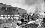 50 1615 (Bw Hagen Gbf) mit 44 1248 (Bw Hagen-Vorhalle) vor einem Güterzug auf der Rampe von Altenhundem nach Welschen-Ennest bei Benolpe. (01.11.1956) <i>Foto: Carl Bellingrodt</i>