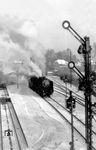 Die Ulmer 50 202 erhält Ausfahrt im Bahnhof Memmingen. (02.1962) <i>Foto: Anzmann</i>