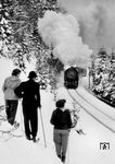 Wintersportler begegnen bei Brilon Wald einen mit einer pr. T 14.1 geführten Personenzug. (1954) <i>Foto: Helmut Först</i>