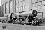 Aufgrund von Wirtschaftsverhandlungen mit Rumänien musste 1943/44 die deutsche Industrie 100 Lokomotiven der Baureihe 52 für die CFR bauen. Die letzte von Henschel gebaute Lok -CFR 150.1100- präsentiert sich auf dem Werkhof in Kassel. Das weitere Schicksal der Lok ist nicht bekannt. (1944) <i>Foto: Werkfoto</i>