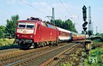 Der EC 14 "Wörthersee" von Klagenfurt nach Kiel war im Sommerfahrplan 1989 die erste Nürnberger 120er-Leistung im Westen Deutschlands. 120 146 beförderte am 26. Juni 1989 den Zug bei Leverkusen-Rheindorf. (26.06.1989) <i>Foto: Joachim Bügel</i>