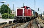 In Solingen-Ohligs übernahmen die Wuppertaler 212 264 und 212 316 den Zirkuszug Gag 77444, der wegen Überlänge nicht komplett in Gleis 8 hineinpasste. (03.07.1989) <i>Foto: Joachim Bügel</i>