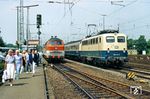 In Solingen-Ohligs überholt 140 783 vom Bw Seelze, die für eine ausgefallene 110 einspringen musste, mit D 2732 (Norddeich - Köln) den in Gleis 1a wartenden N 5422 mit 218 145. (03.07.1989) <i>Foto: Joachim Bügel</i>