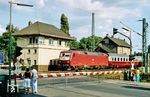 120 124 mit EC 14 "Wörthersee" (Klagenfurt - Kiel) am heute nicht mehr existenten Bahnübergang der Von-Ketteler-Straße in Leverkusen-Küppersteg. (03.07.1989) <i>Foto: Joachim Bügel</i>