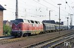 220 066 (Bw Hannover) fährt mit dem aus niederländischen Wagen gebildeten E 1526 (Hildesheim - Hannover - Hengelo) aus dem Bahnhof Rheine. (08.1975) <i>Foto: Robin Fell</i>