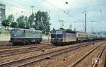In Mühlacker trifft 181 210 mit einem Schnellzug auf 140 078 vom Bw Mannheim. (1984) <i>Foto: Heiko Hamm</i>