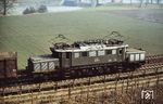 193 013 mit einem Güterzug nach Kornwestheim bei Nordheim (Württ.). Im Hintergrund ist das Neckarstauwerk Horkheim zu sehen. (04.03.1983) <i>Foto: Heiko Hamm</i>