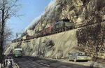 194 012 (Bw Ausgburg) mit einem Güterzug auf der Geislinger Steige kurz vor Amstetten (Württ.). (02.1984) <i>Foto: Heiko Hamm</i>