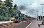 44 1315 (Bw Osnabrück Hbf) fährt kurz vor Aufnahme des elektrischen Betriebes mit einem Güterzug aus Bremen durch den Bahnhof Diepholz. (09.1968) <i>Foto: Robin Fell</i>