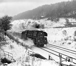 Die kohlegefeuerte 01 1514 rauscht im leichten Schneetreiben mit dem D 504 nach Berlin durch das Saaletal bei Orlamünde. (10.01.1981) <i>Foto: Joachim Schmidt</i>