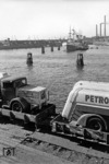Der auf Ro-Wagen angelieferte Büssing Commodore S Hauber (Baujahre 1963–1969) wartet im Hamburger Hafen auf seine Verschiffung nach Istanbul. (1966) <i>Foto: Riekhoff</i>