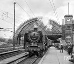 01 137 blieb nach dem Dampfende als Traditionslok in Dresden. Am "Tag des Eisenbahners" ist sie mit einem Sonderzug aus Zwickau in Dresden Hauptbahnhof angekommen.  (17.06.1984) <i>Foto: Joachim Schmidt</i>