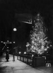 Einsam steht die Braunschweiger 01 040 am Bahnsteig C im weihnachtlich geschmückten Berlin Potsdamer Bf. Der Wagenpark wurde schon abgezogen und ist im Abstellbahnhof Pog verschwunden. (1937) <i>Foto: RVM</i>
