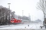 Im leichten Schneetreiben zieht 245 026 den IC 2310 nach Westerland (Sylt) durch Hemmingstedt.  (16.12.2022) <i>Foto: Thorsten Eichhorn</i>