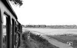 Bei der Einfahrt nach Anklam kommt es zu der Begegnung des P 9193 aus Wegezin-Dennin mit einem Güterzug, bespannt mit einer 52er mit Steifrahmentender. (18.08.1966) <i>Foto: Gerd Wolff</i>