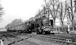39 200 vom Bw Koblenz-Mosel fährt mit P 3348 (Köln-Deutz - Koblenz Hbf) nach Bonn Hbf ein. (12.1953) <i>Foto: Karl Wyrsch, Slg. D. Ammann</i>
