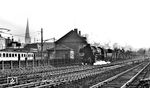 52 880 (Bw Duisburg-Wedau) dampft mit einem O-Wagenzug durch Bonn Hbf nordwärts. Links befindet sich die Endstation der Köln-Bonner-Eisenbahn, Bonn-Rheinuferbahnhof. (12.1953) <i>Foto: Karl Wyrsch, Slg. D. Ammann</i>