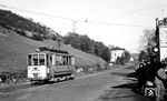 Zwischen zwei Zügen war noch Zeit den Tw 15 der Iserlohner Kreisbahn in der Untergrüner Straße in Letmathe aufzunehmen. Am Hang links oben verläuft die Bahnstrecke nach Iserlohn. (02.1954) <i>Foto: Karl Wyrsch, Slg. D. Ammann</i>
