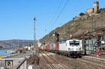 193 617 der Alpha Trains Luxembourg fährt mit DGS 43151 (Köln Eifeltor - Verona QI) durch Kaub. (23.02.2022) <i>Foto: Marvin Christ</i>