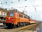 1018.01 (Zfl. Linz) vor dem E 743 von Salzburg nach Wien im Bahnhof Attnang-Puchheim, der dort einen Aufenthalt von 13.20 Uhr bis 13.30 Uhr hatte. (1980) <i>Foto: Karsten Risch</i>