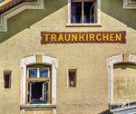 Detail am Empfangsgebäude des Bahnhofs Traunkirchen an der Salzkammergutbahn von Stainach-Irdning nach Attnang-Puchheim (mit Anschlüssen nach Salzburg oder Wien). (1979) <i>Foto: Karsten Risch</i>