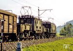 ÖBB 1080.17 und 1189.09 rumpeln mit einem Güterzug bei Altmünster am Traunsee vorbei. (1979) <i>Foto: Karsten Risch</i>