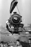 Verschiffung der Henschellok No. 255 für die Caminhos de Ferro de Moçambique (CFM) auf die MS "Muansa" im Hafen von Hamburg. (25.02.1955) <i>Foto: Rieckhoff</i>