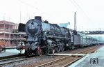 01 1061 (Bw Kassel) ist mit E 570 (Braunschweig - Wiesbaden) in Marburg eingefahren, wo der Zug von 10.36 Uhr - 10.38 Uhr einen Aufenthalt hatte. (04.03.1967) <i>Foto: Helmut Dahlhaus</i>