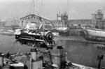 Verschiffung der Lok 255 für die Caminhos de Ferro de Moçambique (Henschel 29048/1955) auf die MS "Muansa" im Hafen von Hamburg.  (25.02.1955) <i>Foto: Riekhoff</i>