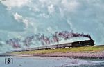 Für 012 001 geht es mit dem E 2108 (Westerland/Sylt ab 12.58 Uhr – Hamburg-Altona) über den Hindenburgdamm zurück zum Festland. (05.09.1970) <i>Foto: Helmut Dahlhaus</i>