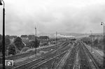 Ein Blick zur Cornberger Rampe, auf der gerade 44 1210 mit ihrem Güterzug unterwegs ist. (31.07.1960) <i>Foto: Karl-Ernst Maedel</i>