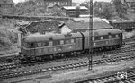 Zwischen 1939 und 1941 entstanden vier Doppel-Loks für die Beförderung schwerer Eisenbahngeschütze bei Krupp in Essen. Nach dem Krieg waren noch drei Loks vorhanden, von denen die DB zwei Einheiten gründlich überholte und mit neuen Maybach-12-Zylinder-Motoren mit elektrischer Kraftübertragung auf Tatzlagergetriebe ausrüstete. Sie leisteten 2.200 PS und wurden 1949 dem Bw Aschaffenburg zugeteilt. 1960 gehörte V 188 001 zum Bestand des Bw Gemünden (Main) und war mit einem Güterzug aus Würzburg nach Bebra gekommen. Gerade rückt sie in das Bw Bebra ein.  (31.07.1960) <i>Foto: Karl-Ernst Maedel</i>