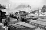 In Reinheim werden die Personenwagen mit Lok 140 vom Bahnsteig wegrangiert, um dann am Zugschluss des Güterzuges nach Reichelsheim leer überführt zu werden. (07.1962) <i>Foto: Karl-Ernst Maedel</i>