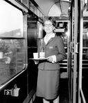Der "Am Platz-Service" ist auch keine neue Erfindung. U.a. in den 1.Klasse F-Zügen der Deutschen Bundesbahn servierte eine Servicekraft Getränke am Platz. (1963) <i>Foto: Reinhold Palm</i>