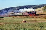 Perfekte Nebenbahnidylle mit 74 1230 bei Langenorla mit einem Sonderzug zum 100-jährigen Streckenjubiläum. (04.10.1989) <i>Foto: Hans-Jürgen Müller</i>
