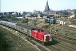 Im neuen DB-Farbkleid verlässt 212 264 (Bw Wuppertal) vor N 5330 nach Remscheid den alten Solinger Hauptbahnhof (heute Solingen-Mitte). (03.04.1988) <i>Foto: Wolfgang Bügel</i>