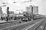 Die Neuerwerbung der Ulmer Eisenbahnfreunde -01 1066- hatte Anfang Dezember 1975 ein strammes Programm: Am Samstag, den 06.12., war sie erst um 20.39 Uhr von einer Sonderfahrt nach Braunschweig zurückgekehrt. Am Sonntag (07.12.1975) fand bereits die nächste Sonderfahrt statt, die von Essen über das Angertal und die Wuppertaler Nordbahn nach Dortmund führte. Vor der Planabfahrt in Essen Hbf um 9.55 Uhr fand noch eine Überholung einer 103 statt. (07.12.1975) <i>Foto: Manfred van Kampen</i>