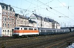 Die in den NRW-S-Bahnfarben lackierte 111 121 mit N 5424 nach Düsseldorf vor der Gründerhauszeile in Wuppertal-Oberbarmen. (03.04.1988) <i>Foto: Wolfgang Bügel</i>