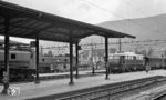 DB-Leihlok E 40 017 mit Schweizer "Einheimischen" (u.a. Be 4/6 12330) im Bahnhof Biel. (04.07.1964) <i>Foto: Karl Wyrsch, Slg. D. Ammann</i>