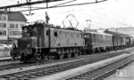 SBB Ae 3/6 I 10650 leistet der DB E 40 139 vor Güterzug 7589 Vorspann im Bahnhof Brugg. (23.04.1963) <i>Foto: Karl Wyrsch, Slg. D. Ammann</i>
