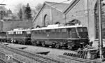 E 40 149 und E 40 151 warten im Depot Bern auf neue Aufgaben. Mit Beginn der "Expo 64" am 30. April 1964 waren neben diesen beiden Maschinen insgesamt 15 Loks der Baureihe E 40 in der Schweiz im Einsatz. (23.04.1964) <i>Foto: Karl Wyrsch, Slg. D. Ammann</i>