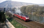 Deutlich übermotorisiert war E 3276 (Bingerbück - Kaiserslautern) mit 218 362 + 218 366 im Nahetal bei Münster-Sarnsheim. (04.04.1988) <i>Foto: Wolfgang Bügel</i>