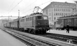 E 40 150 (Bw Offenburg) fährt mit einem Regionalzug in den Bahnhof Olten im Schweizer Kanton Solothurn ein. (16.10.1961) <i>Foto: Karl Wyrsch, Slg. D. Ammann</i>