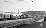 Eine ungewöhnliche Dreifachbespannung am Güterzug 6356 (Zürich - Basel) in Brugg: Vorspannlok Ae 4/7 10992 mit Ce 6/8 II 13259 ("Krokodil") und DB E 40 151. (15.07.1963) <i>Foto: Karl Wyrsch, Slg. D. Ammann</i>
