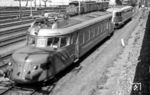 Neben dem VT 90 501 (hinten) stand in Luzern eine weitere Rarität, der als "Roter Pfeil" bekannte SBB RAe 2/4 601. (01.10.1956) <i>Foto: Karl Wyrsch, Slg. D. Ammann</i>