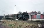 082 025 kehrt mit Gag 6974 vom Emder Erzhafen zum Rangierbahnhof zurück. (10.04.1969) <i>Foto: Bernd Kappel</i>